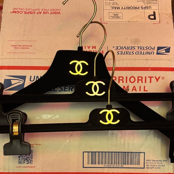 CHANEL Black and Gold Hangers Trio - Picture 4 of 7